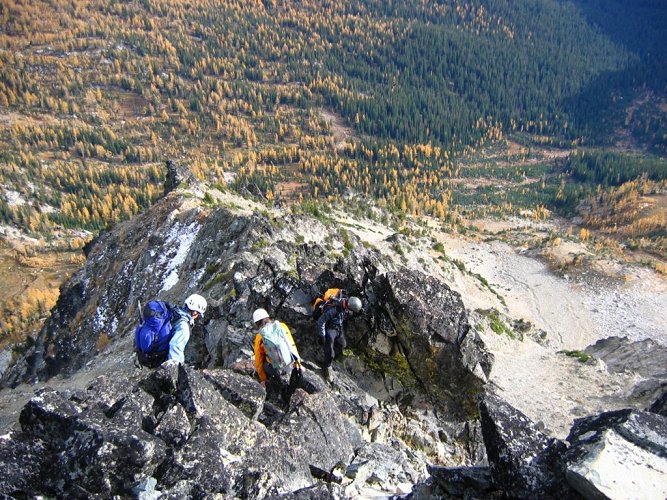 Now people are preparing to descend back down the notch below the summit...